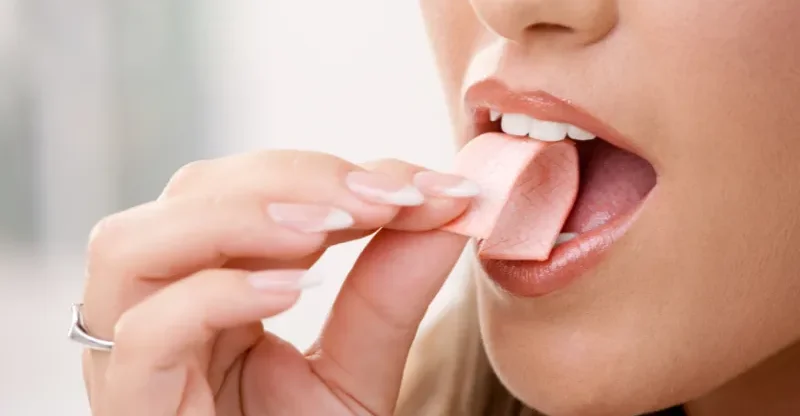 Chiclete deve ser descartado na- ixeira de lixo organico