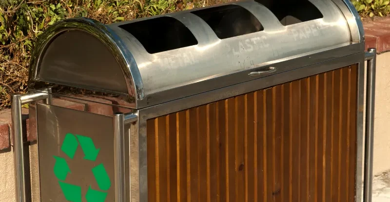 Qual é a cor da lixeira