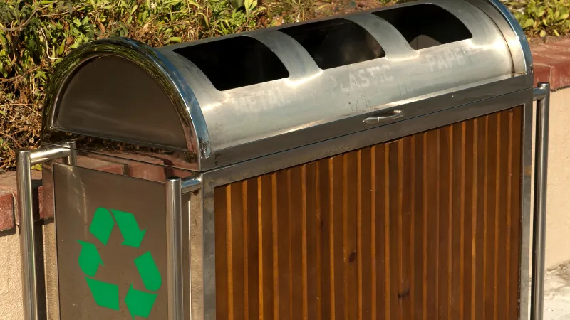 Qual é a cor da lixeira